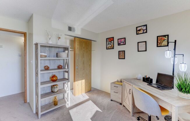 2 beds, 2 baths, 870 sqft, $1,735, Unit 10-112