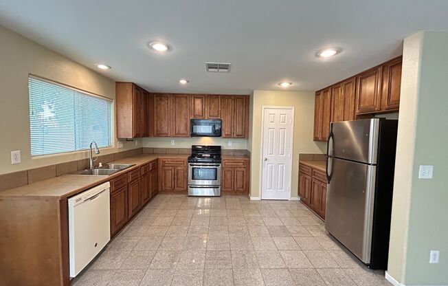 3 Bedroom 2.5 Bathroom Silverado Ranch Home!