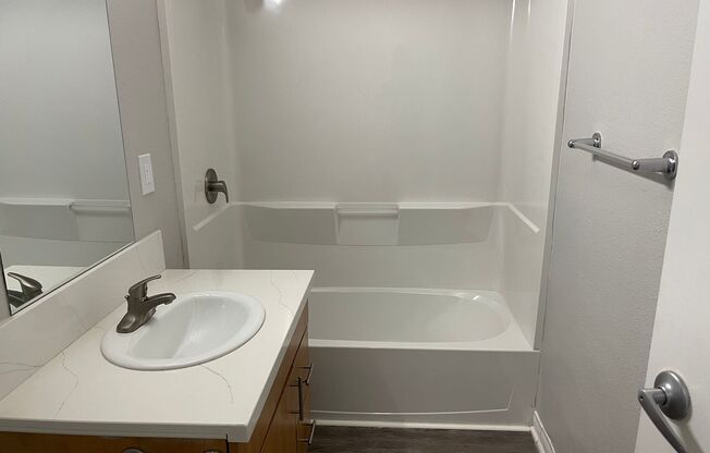 2 beds, 1 bath, 950 sqft, $3,205, Unit 1720-16