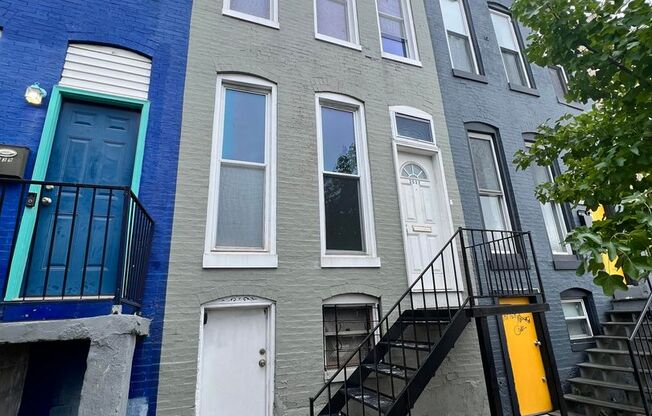 Spacious 3BR 1BA Baltimore rowhome!