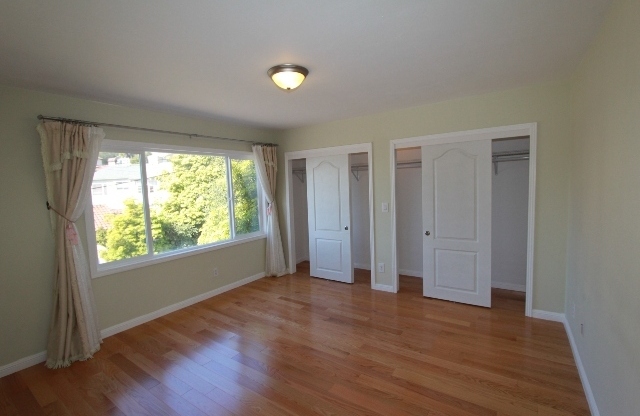 4 Bedroom Mid-Century Oakmore Property With View of Bay