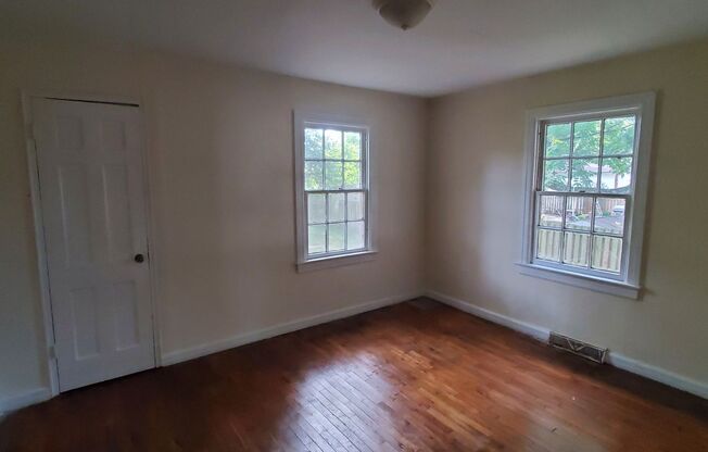 3 beds, 1 bath, $950