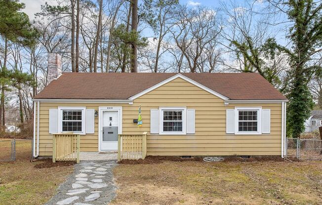 ADORABLE BUNGALOW IN LAKESIDE