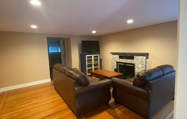 2 beds, 1 bath, $1,695