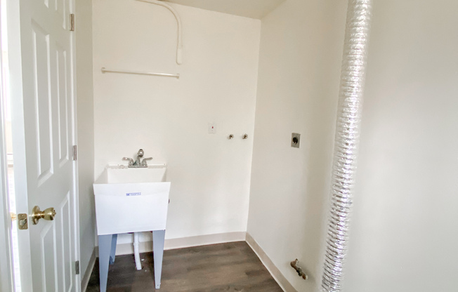 2 Bed Townhouse - Washer/Dryer Hook-ups