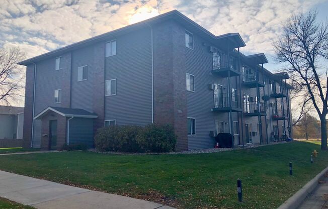 3 beds, 1 bath, 1,042 sqft, $1,047, Unit LV 106