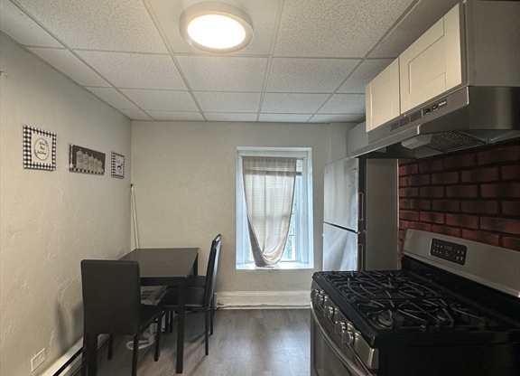 2 beds, 1 bath, $2,500, Unit 2