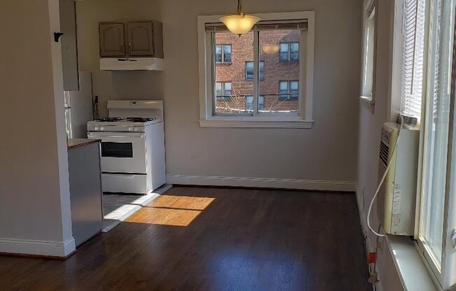 2 beds, 1 bath, $1,332, Unit 302