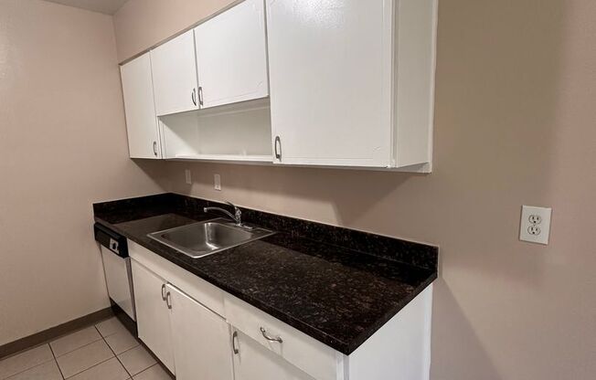1 bed, 1 bath, $1,700, Unit T50