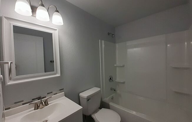 2 beds, 1 bath, 700 sqft, $1,221, Unit 8