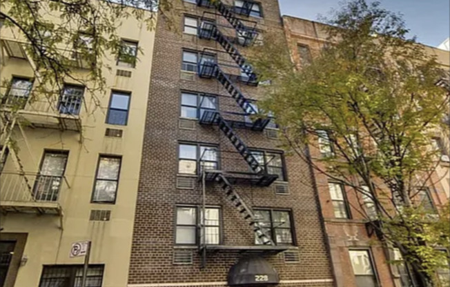 228 E 81 ST