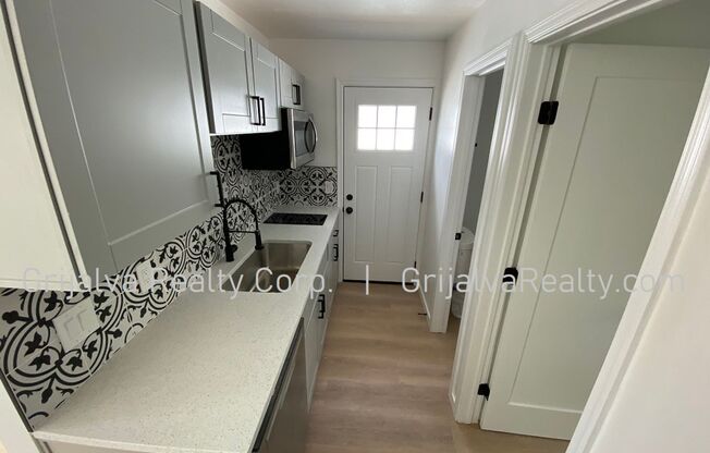 1 bed, 1 bath, 325 sqft, $1,000, Unit 01