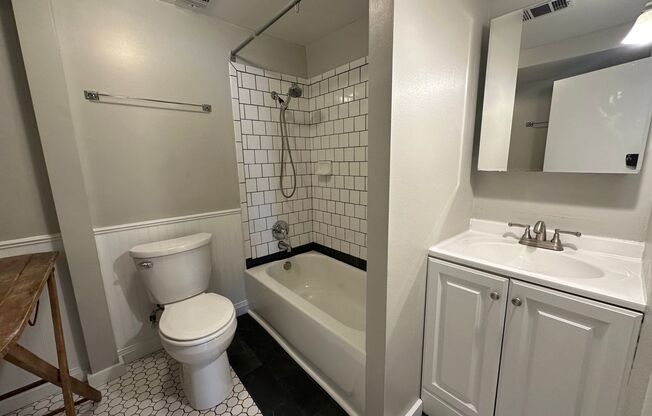 3 beds, 1 bath, 1,368 sqft, $1,695, Unit 1916 N Weber St - Unit B
