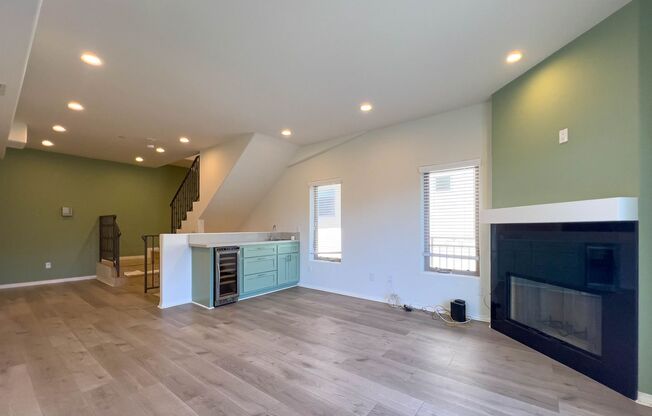 Modern Hillside 4Bed / 3.5 Bath Retreat with Stunning Views & Luxurious Amenities