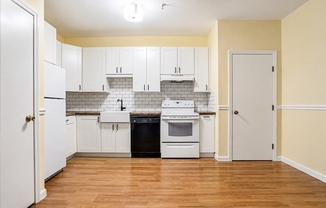 1 bed, 1 bath, 774 sqft, $1,900, Unit B37
