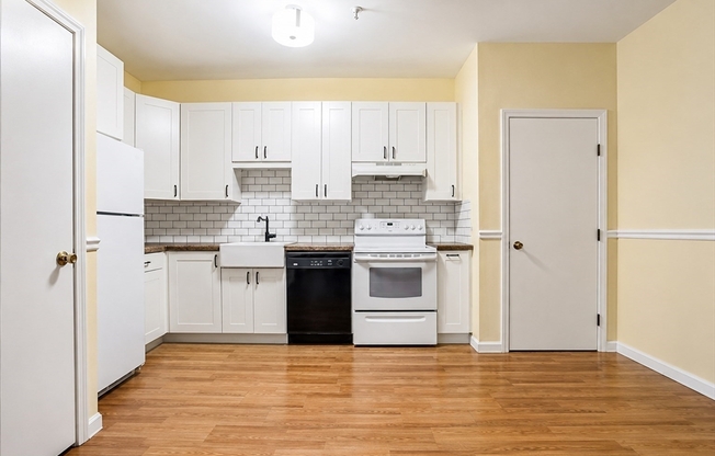 1 bed, 1 bath, 774 sqft, $1,900, Unit B37
