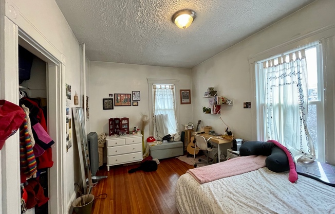 3 beds, 1 bath, $4,000, Unit 2