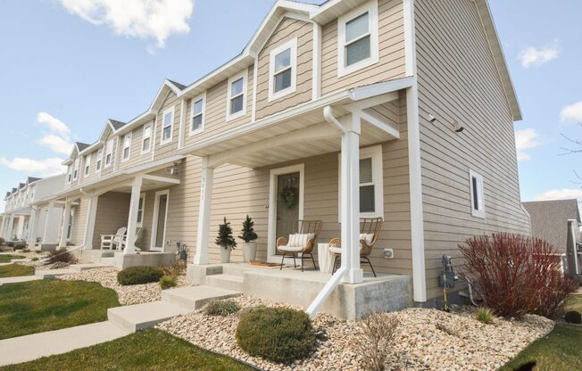 Beautiful Updated 2 Bed 2.5 Bath Townhome Available For Rent NOW!