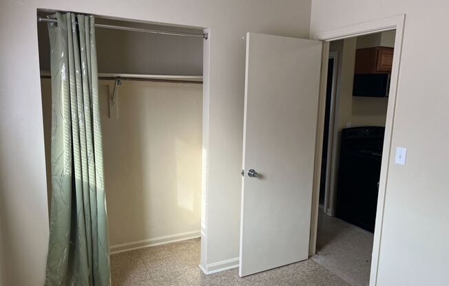 2 beds, 1 bath, $900, Unit 829-01