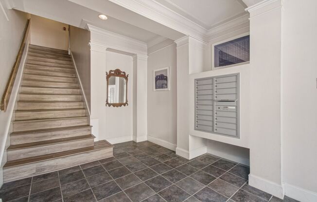 Adams Morgan Updated Top Floor Studio Apartment W/Washer & Dryer