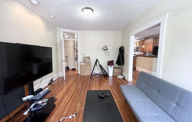 3 beds, 1 bath, 1,600 sqft, $4,725, Unit 1