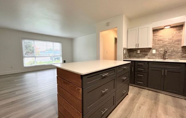 2 beds, 1 bath, 695 sqft, $1,435, Unit 14
