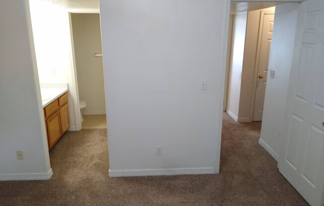 3 beds, 3 baths, $595, Unit Apt 1 - Room #1 Main Floor