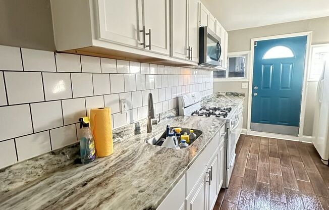 Spacious 4BR Rowhome Near Ellwood Park, Washer/Dryer Included