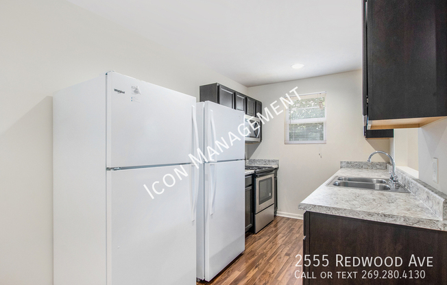 2555 REDWOOD AVE