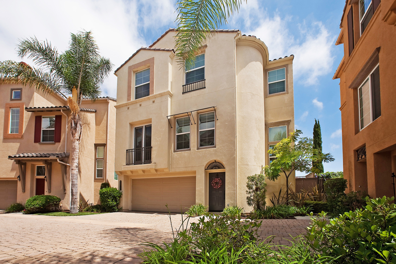 Spacious 3BR/2.5BA Townhome in Gated Community – Prime San Diego Location!