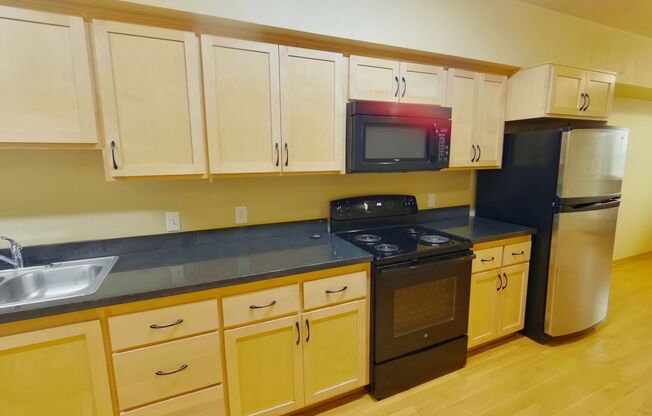 3 beds, 2 baths, 967 sqft, $2,400, Unit 304