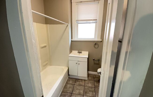 3 beds, 1 bath, $1,075, Unit Unit 2