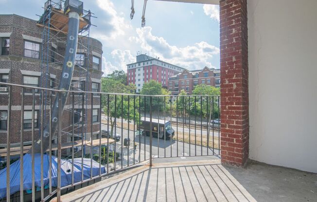 Bright and beautifully renovated 4-bed/1.5 bath in Allston!