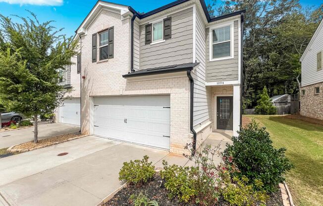 Fantastic 3 BR/2.5 BA Marietta Townhome in Gated Community!