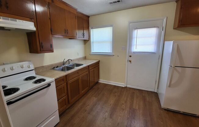 2 beds, 1 bath, $800, Unit 524 West 17th Street