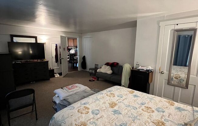 2 beds, 1 bath, $1,295