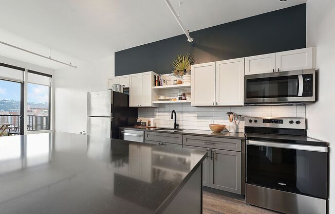 2 beds, 1 bath, 865 sqft, $2,350, Unit Unit 612