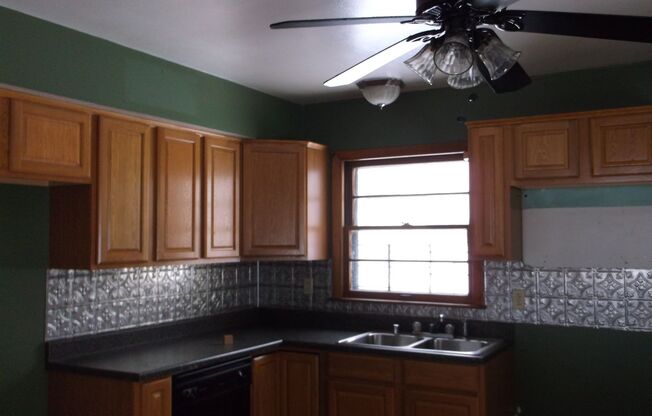 4BR SINGLE FAMILY HOME, GREAT LOCATION, YARD, PARKING, BASEMENT