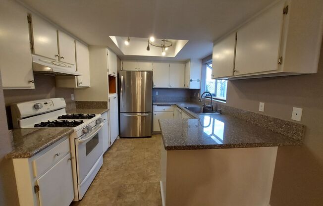 Cozy 2 Bedroom w/ Den close to JTNP