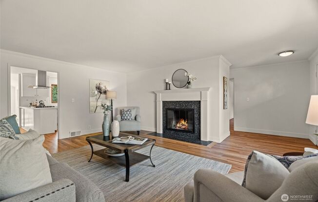 Spacious 4 Bed / 2 Bath Rambler in Edmonds – Vaulted Ceilings & Sunny Layout