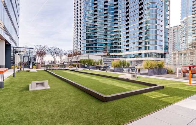 Outdoor Courtyard Space at 903 Peachtree Apartments in Atlanta, GA 30309