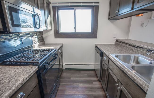 2 beds, 2 baths, 918 sqft, $1,765, Unit 305