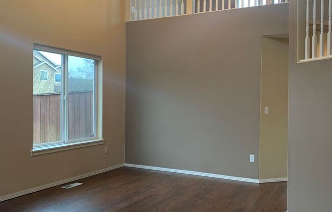 Great 3BD 2.5BA Fisher's Landing! Large Fenced Yard! Lots of  Special Features: Large Windows! Vaulted Ceilings! Bay Window!!