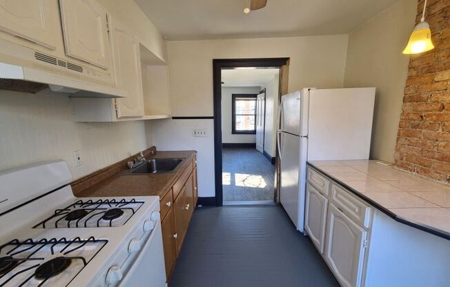 1 bed, 1 bath, 700 sqft, $1,350, Unit B