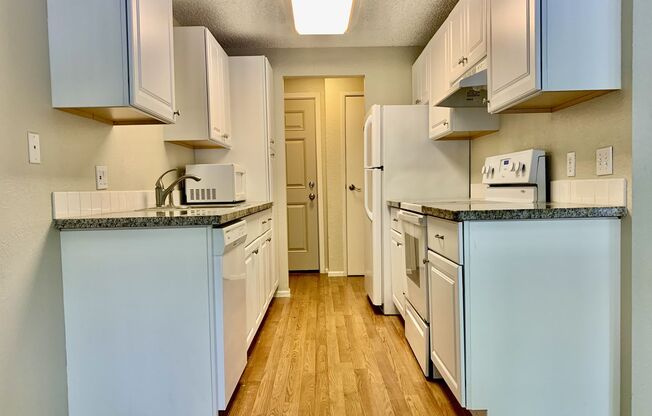 1 BD 1 BA Kirkland Ground Floor Condo!