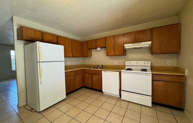 2 beds, 1 bath, 840 sqft, $700, Unit # D