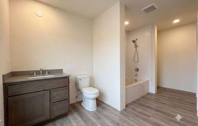 1 bed, 2 baths, $1,900, Unit 881-206