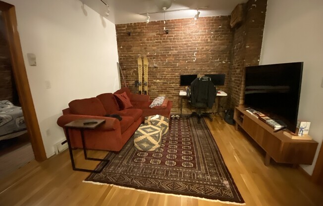 1 bed, 1 bath, $2,700, Unit 1R