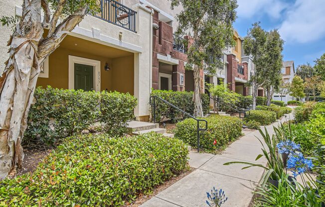 Stylish 3BR Townhome in Prime Central SD – Near Convoy District, Bases & Freeways