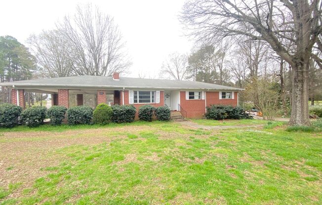 3bd/2ba House on a Corner Lot very close to Hospital and Hwy 73